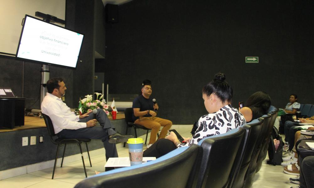 Ilustran a estudiantes sobre finanzas sanas tras su paso por la universidad