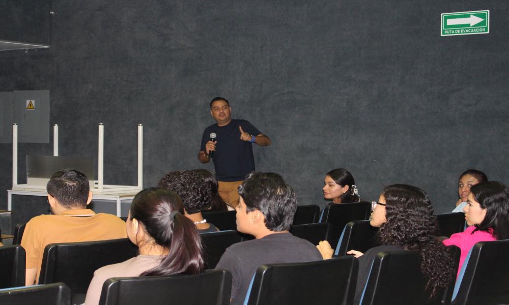 Ilustran a estudiantes sobre finanzas sanas tras su paso por la universidad