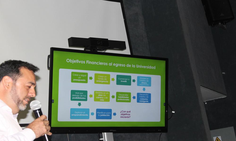 Ilustran a estudiantes sobre finanzas sanas tras su paso por la universidad