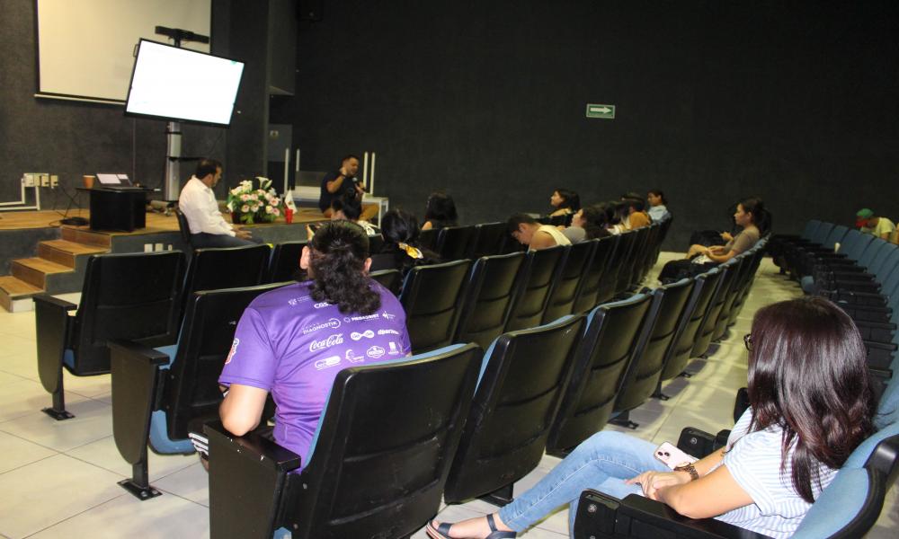 Ilustran a estudiantes sobre finanzas sanas tras su paso por la universidad