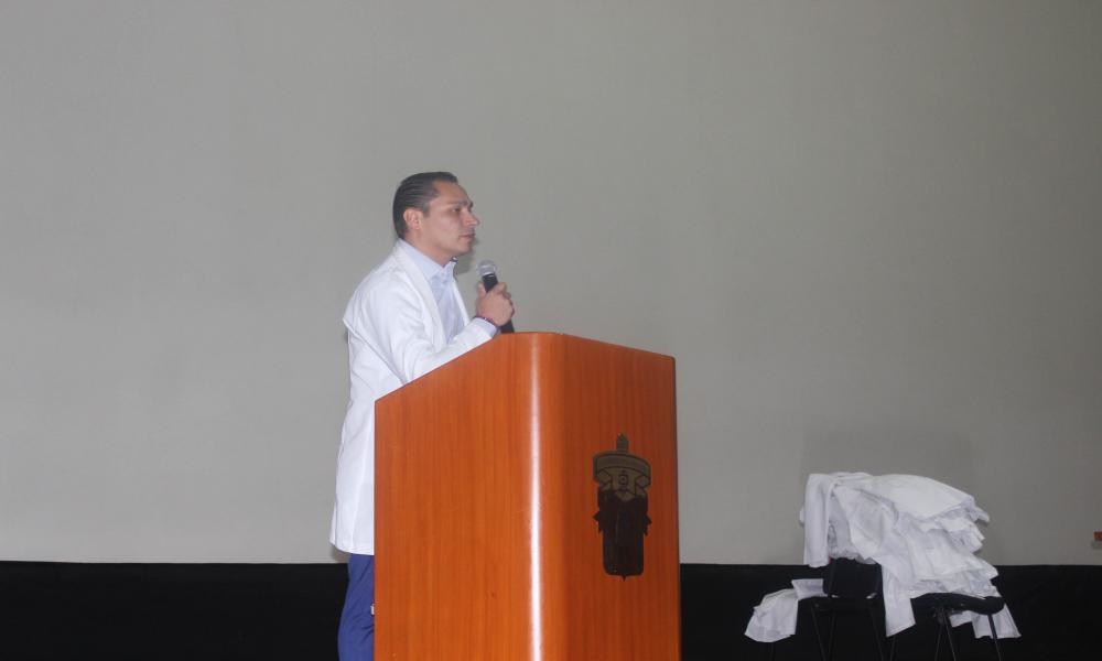 Se realiza imposición de batas a médicas y médicos internos de pregrado