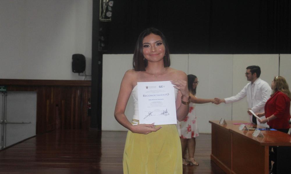 Se realiza imposición de batas a médicas y médicos internos de pregrado