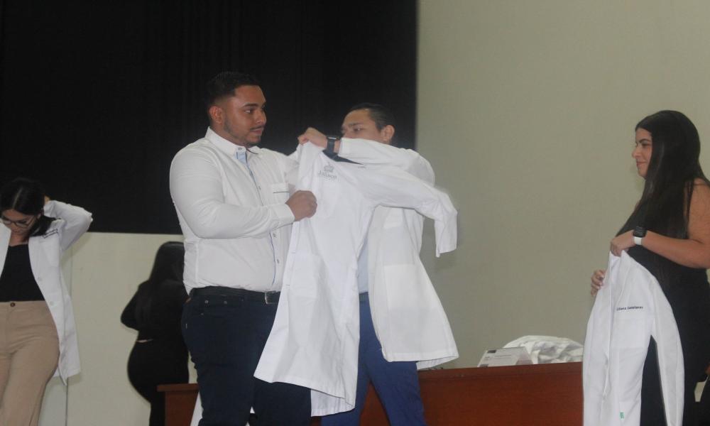 Se realiza imposición de batas a médicas y médicos internos de pregrado