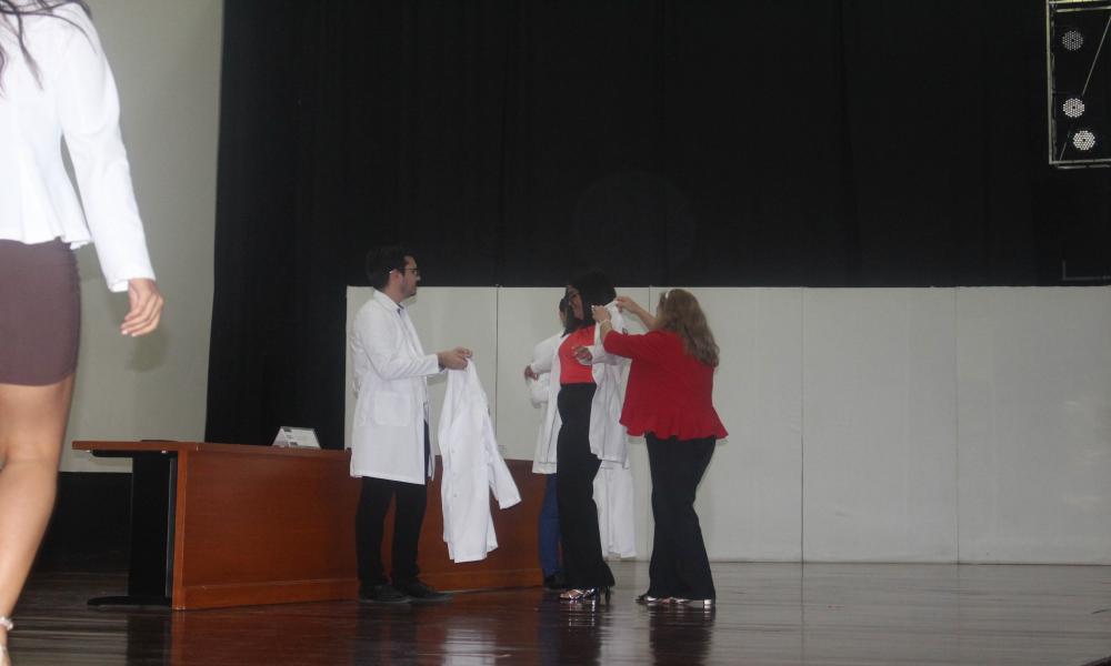 Se realiza imposición de batas a médicas y médicos internos de pregrado