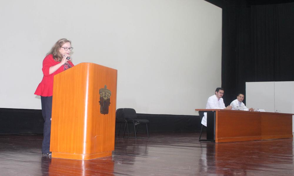 Se realiza imposición de batas a médicas y médicos internos de pregrado