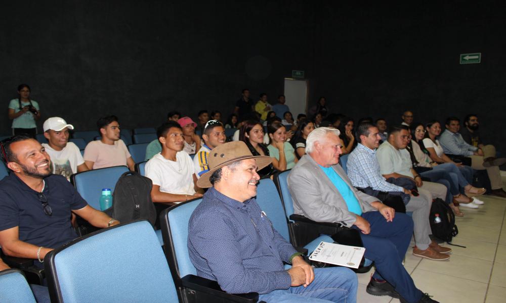 Reciben reconocimientos deportistas universitarios que participaron en el Campeonato Intercentros 2022