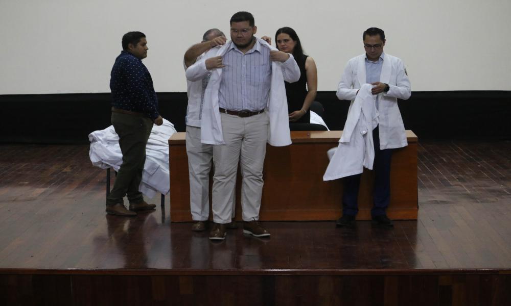 Emotiva ceremonia de “Imposición de Batas” a estudiantes de Medicina