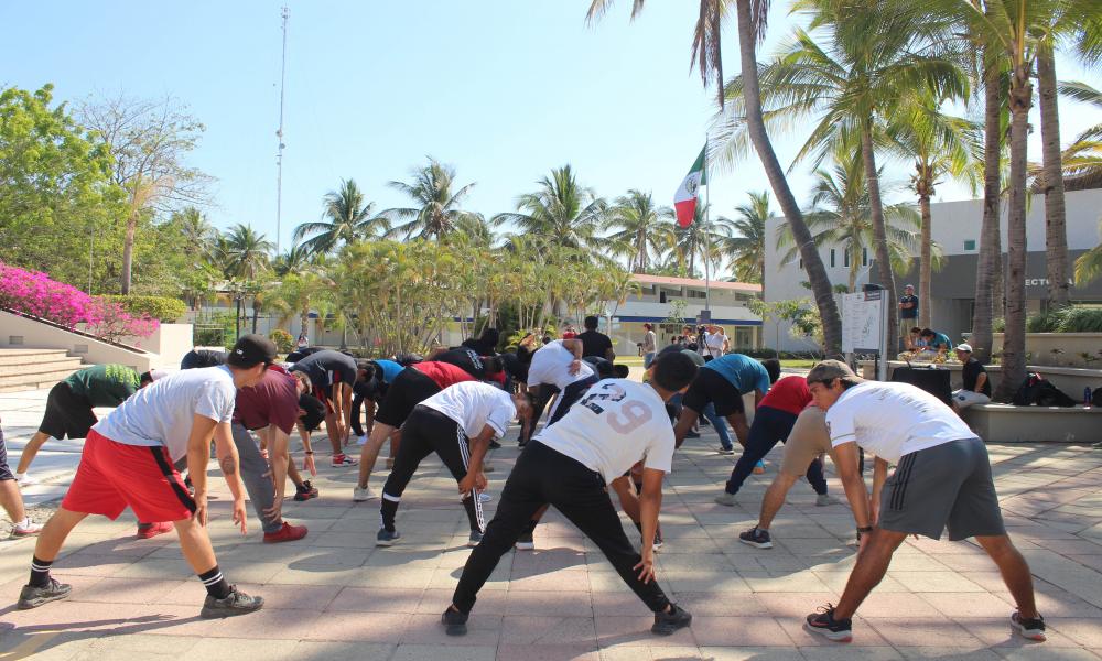 Participan universitarios del CUCosta en el Día Mundial de la Activación Física