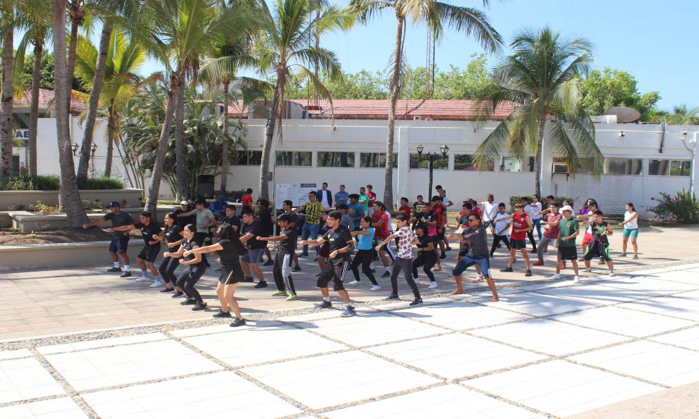 Participan universitarios del CUCosta en el Día Mundial de la Activación Física