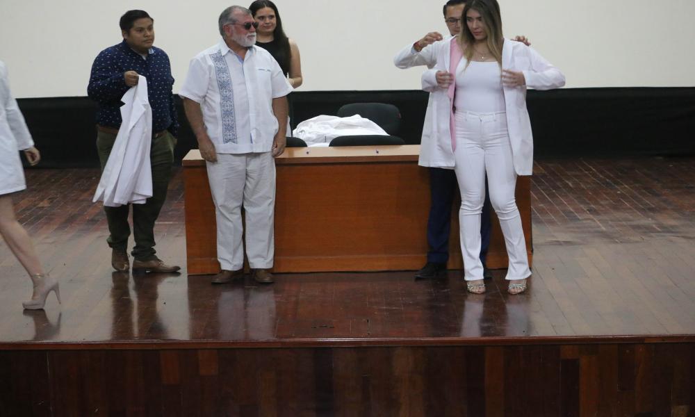 Emotiva ceremonia de “Imposición de Batas” a estudiantes de Medicina