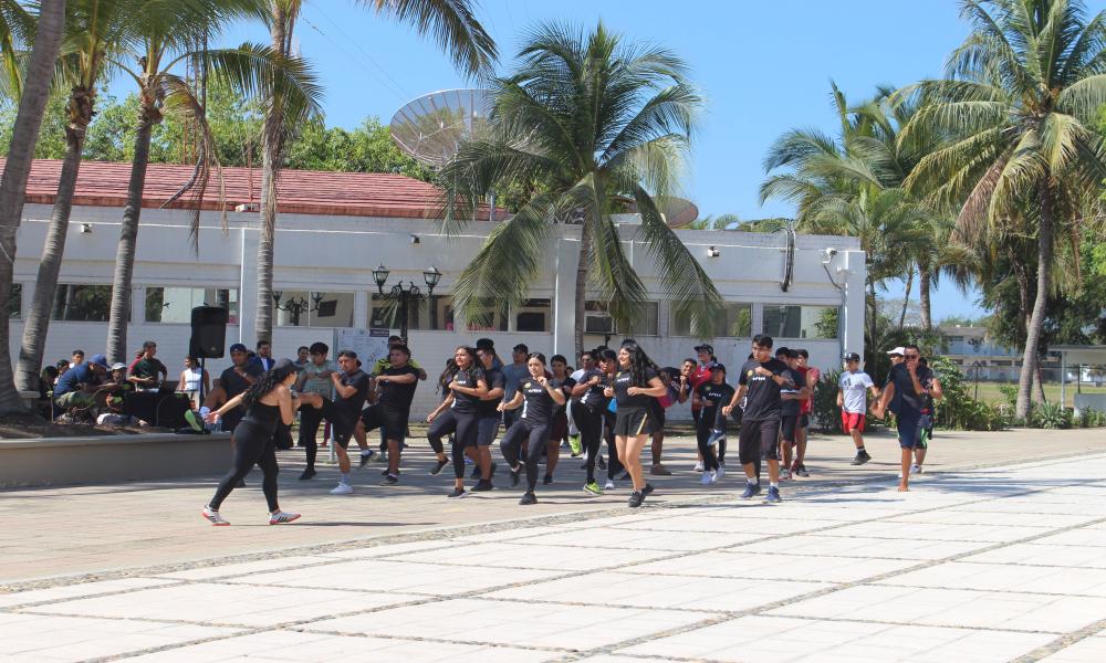 Participan universitarios del CUCosta en el Día Mundial de la Activación Física