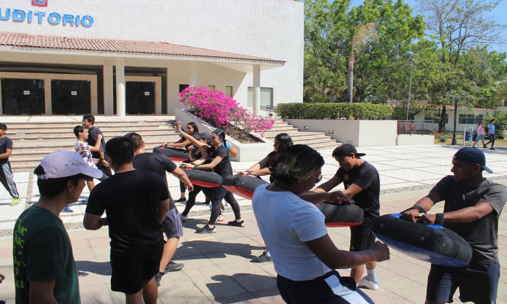 Participan universitarios del CUCosta en el Día Mundial de la Activación Física