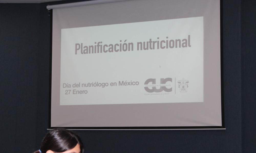 Las y los nutriólogos tienen un extenso campo profesional