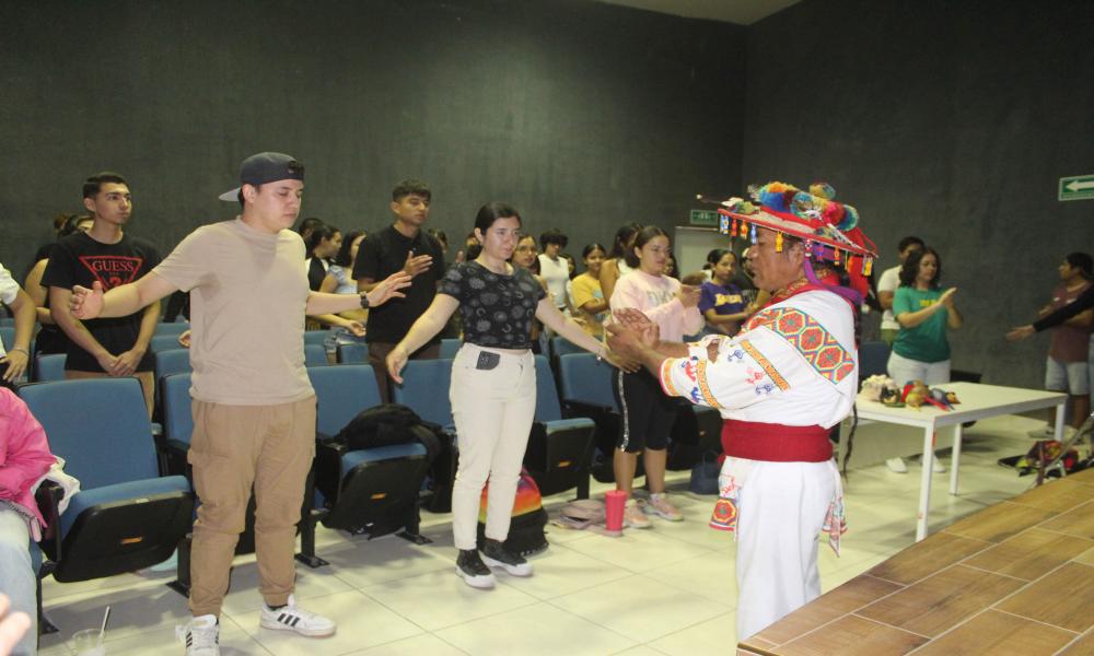 CUCosta y DIF celebran el Día Internacional de la Lengua Materna con “Feria Artesanal 2024”