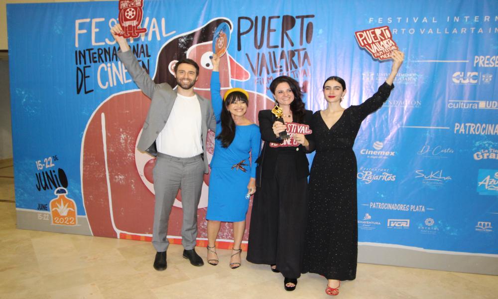 Entregan “La Iguana de Oro” a Mariana Bastos, directora de “Raquel 11”