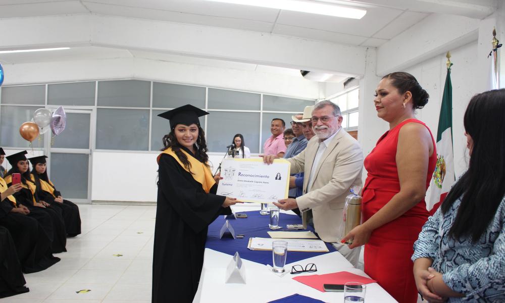 Celebran la conclusión de sus estudios como Lic. en Turismo del CUCosta sede Tomatlán