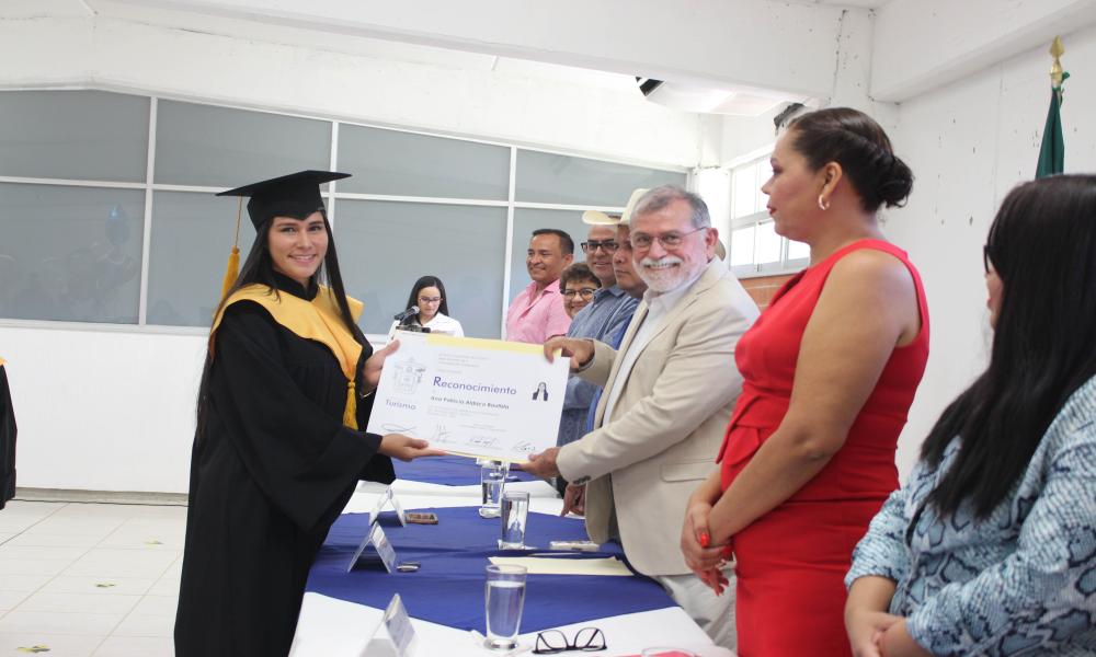 Celebran la conclusión de sus estudios como Lic. en Turismo del CUCosta sede Tomatlán