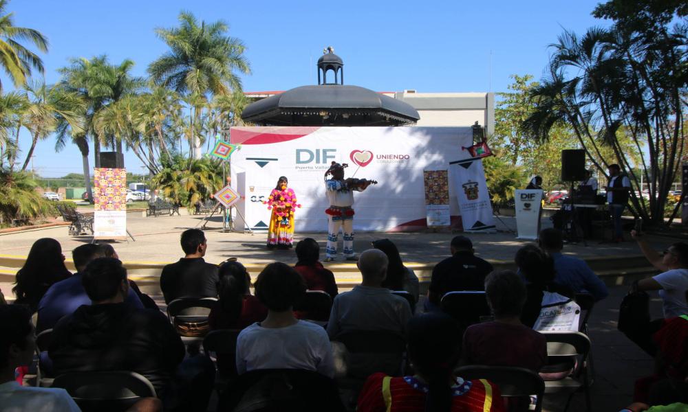 CUCosta y DIF celebran el Día Internacional de la Lengua Materna con “Feria Artesanal 2024”