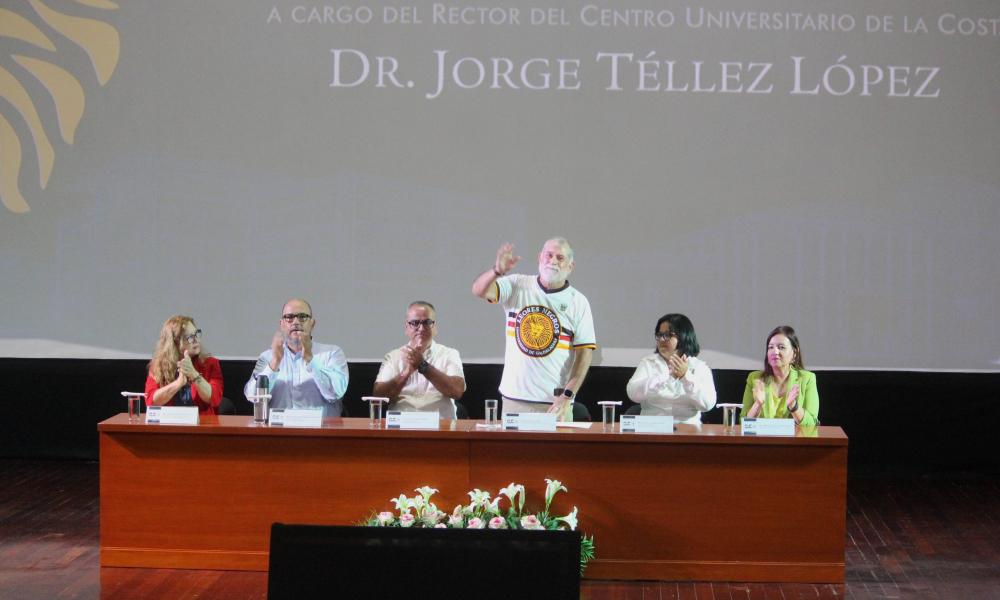 Autoridades universitarias dan la bienvenida a estudiantes de nuevo ingreso en el calendario escolar 2024B