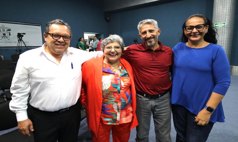 Entregan reconocimientos a destacados universitarios por su trayectoria