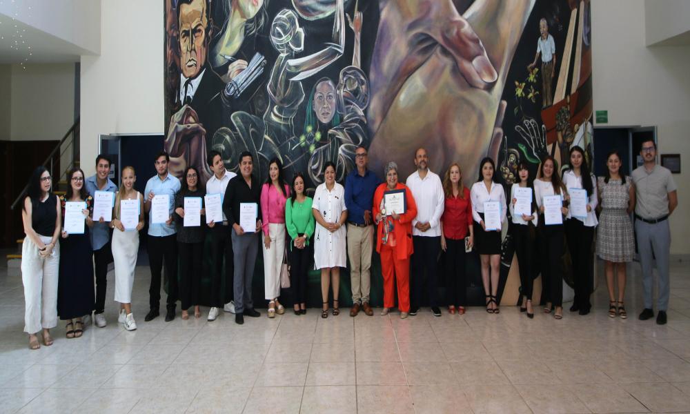 Entregan reconocimientos a destacados universitarios por su trayectoria