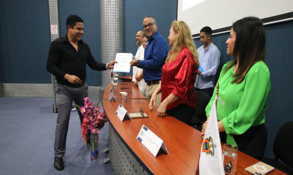 Entregan reconocimientos a destacados universitarios por su trayectoria