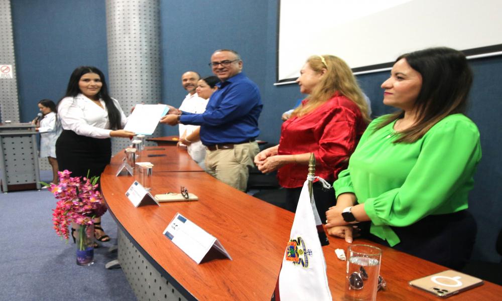 Entregan reconocimientos a destacados universitarios por su trayectoria