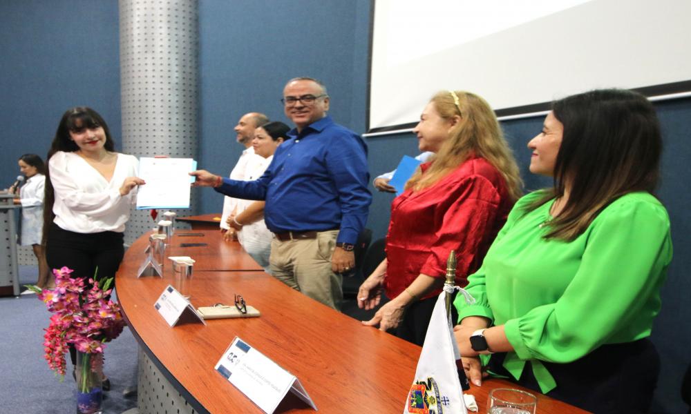 Entregan reconocimientos a destacados universitarios por su trayectoria