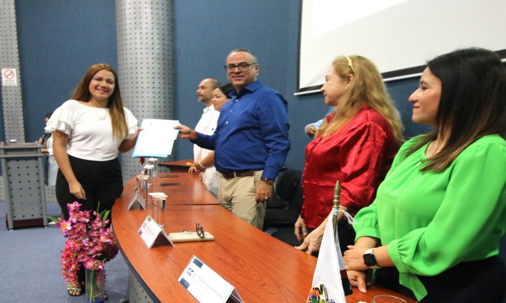 Entregan reconocimientos a destacados universitarios por su trayectoria