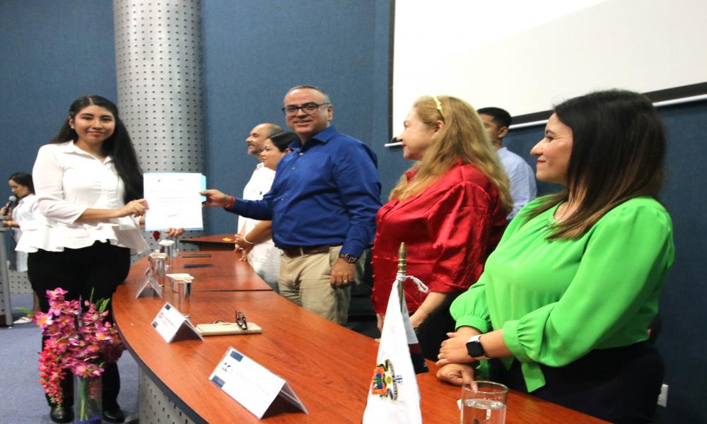 Entregan reconocimientos a destacados universitarios por su trayectoria