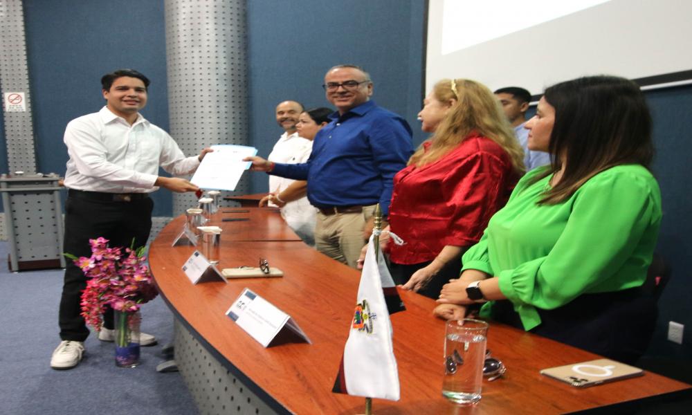 Entregan reconocimientos a destacados universitarios por su trayectoria