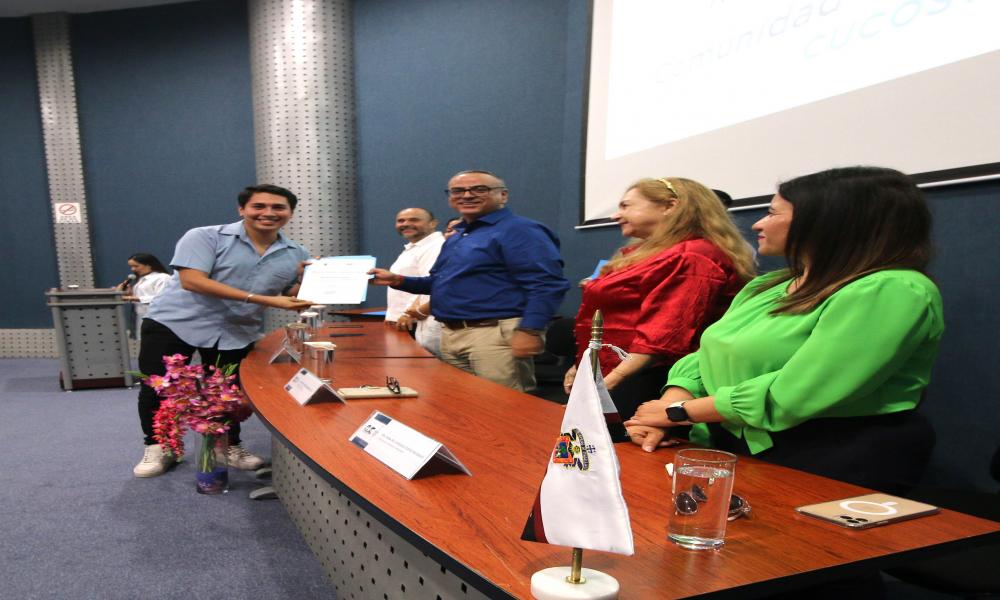 Entregan reconocimientos a destacados universitarios por su trayectoria