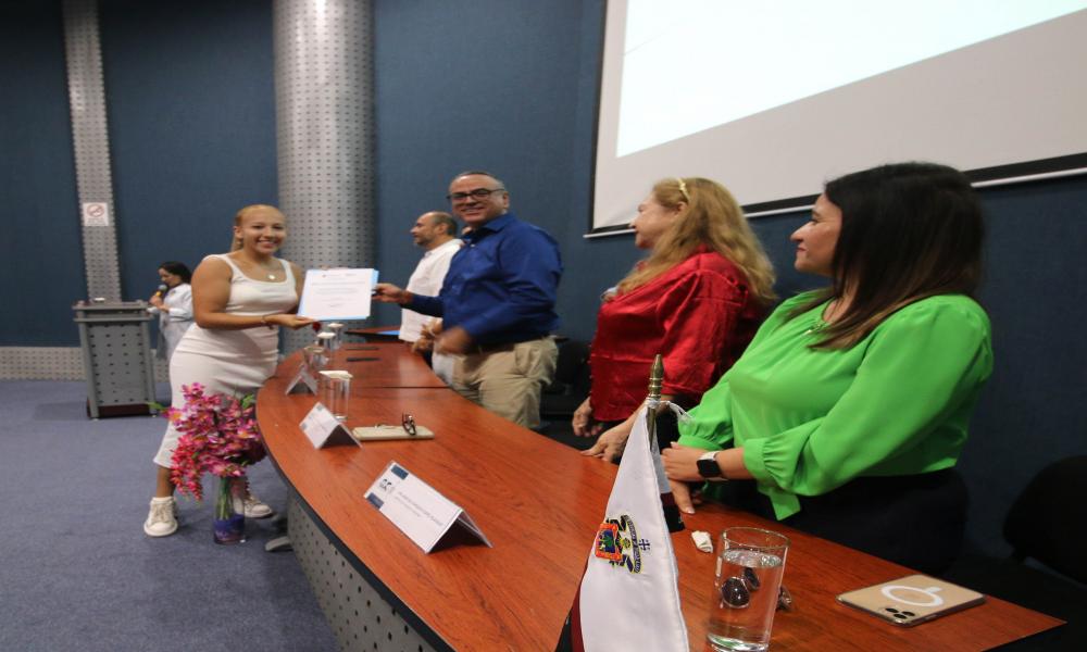 Entregan reconocimientos a destacados universitarios por su trayectoria