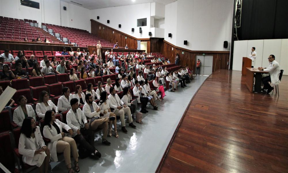 Emotiva ceremonia de “Imposición de Batas” a estudiantes de Medicina
