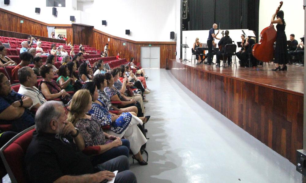 Emotivo concierto de la Orquesta Vallarta dirigido a las mamás