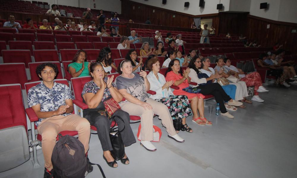 Emotivo concierto de la Orquesta Vallarta dirigido a las mamás