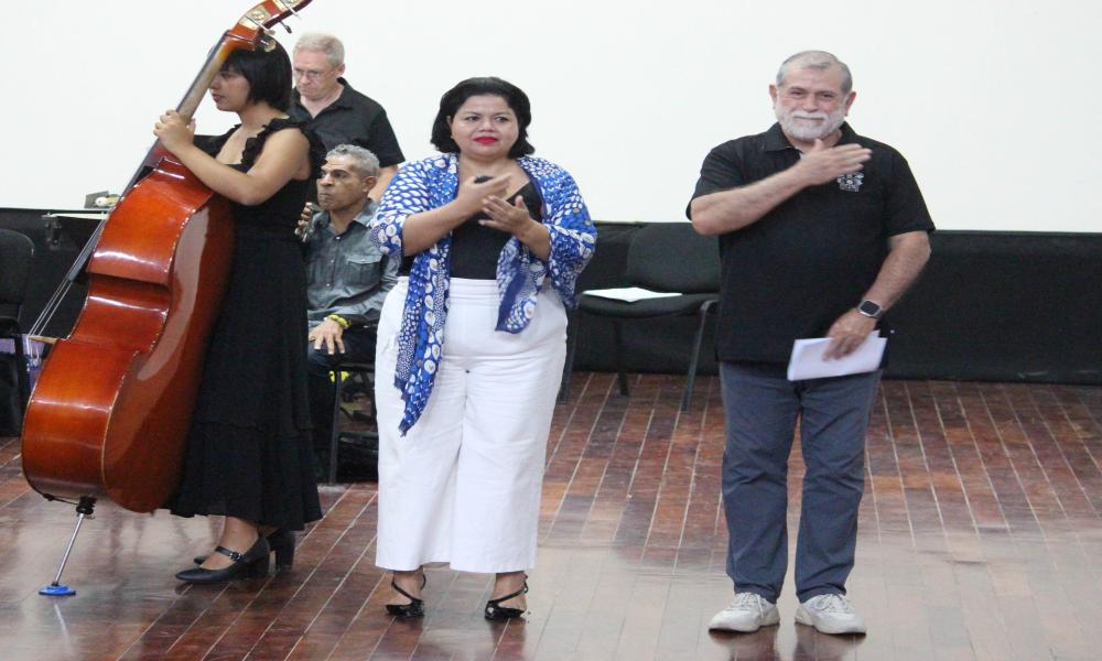 Emotivo concierto de la Orquesta Vallarta dirigido a las mamás