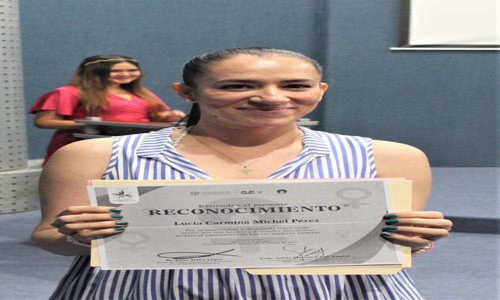 Entregan por primera vez Premio Mujer Violeta CUCosta