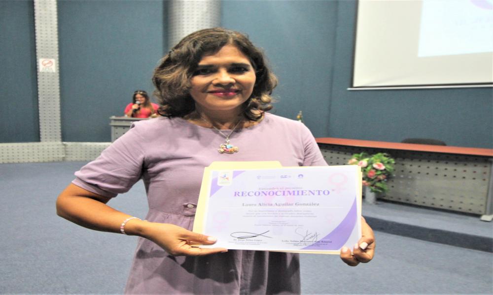 Entregan por primera vez Premio Mujer Violeta CUCosta
