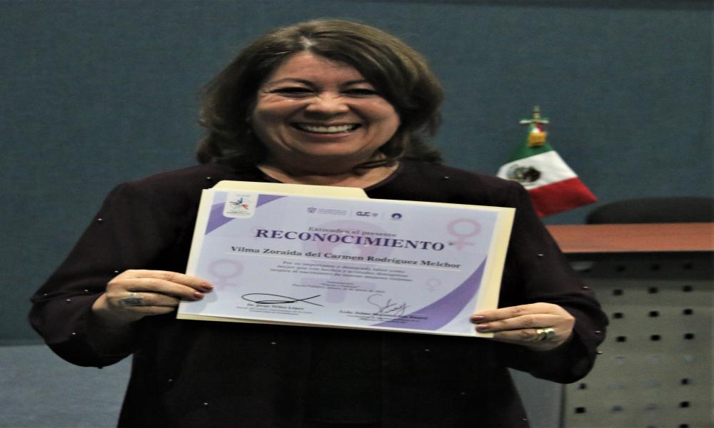 Entregan por primera vez Premio Mujer Violeta CUCosta