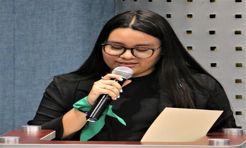 Entregan por primera vez Premio Mujer Violeta CUCosta