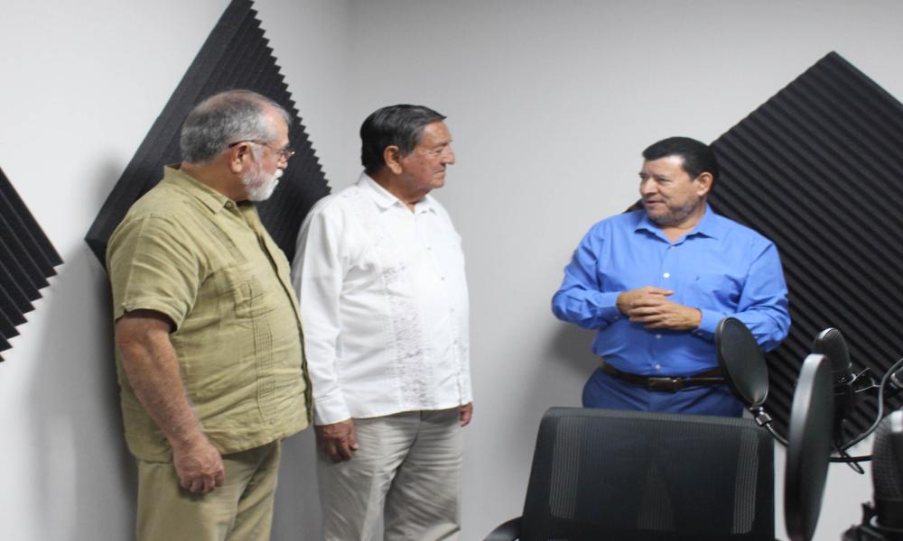 El Dr. Jorge Téllez López, rector del CUCosta atención invitación a inauguración de Paralelo 20