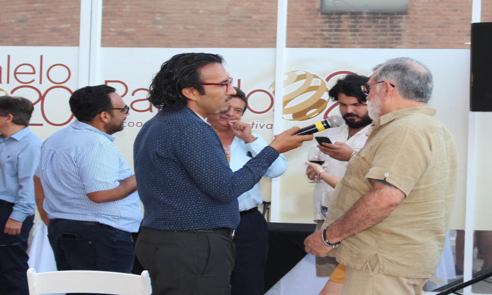 El Dr. Jorge Téllez López, rector del CUCosta atención invitación a inauguración de Paralelo 20