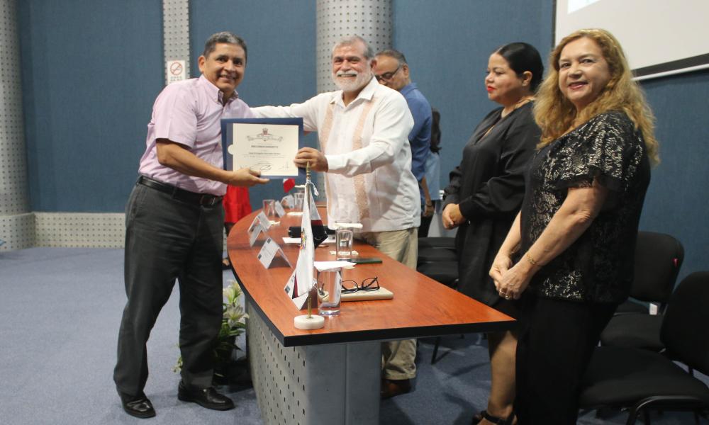 Reconocen 20, 25 y 30 años de labor docente en CUCosta