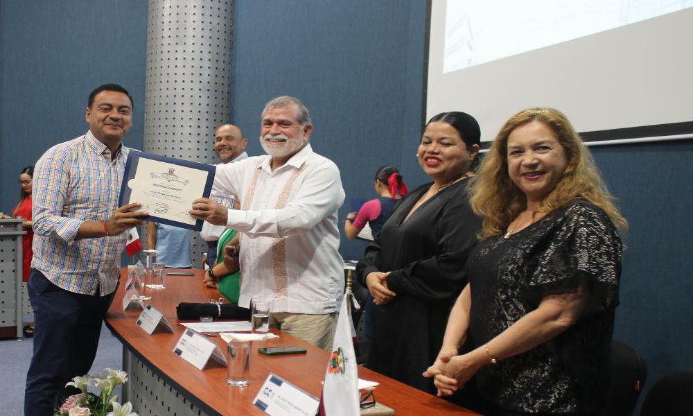 Reconocen 20, 25 y 30 años de labor docente en CUCosta