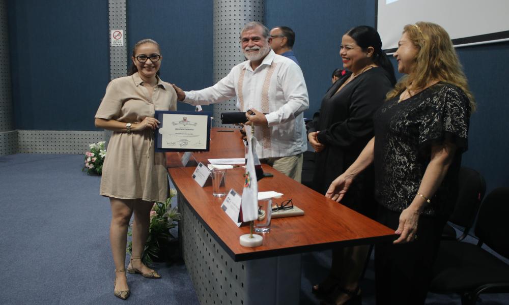 Reconocen 20, 25 y 30 años de labor docente en CUCosta