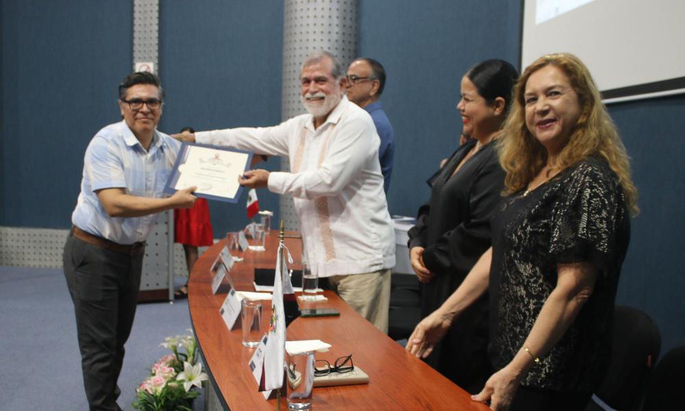 Reconocen 20, 25 y 30 años de labor docente en CUCosta