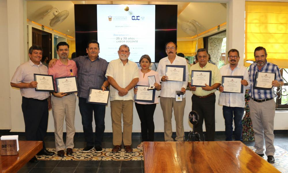Autoridades universitarias reconocen la trayectoria docente de trece profesores