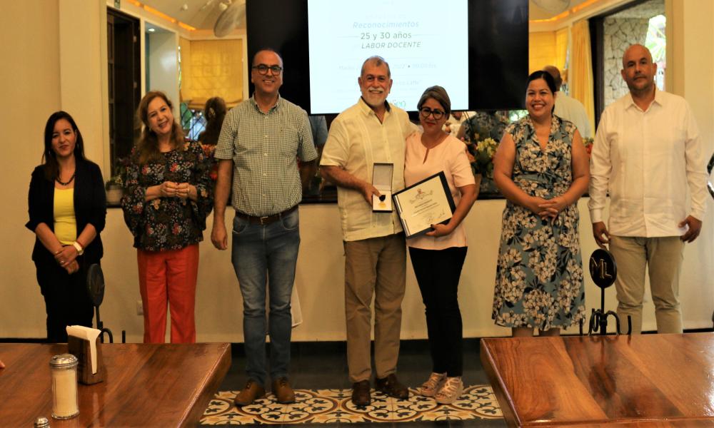 Autoridades universitarias reconocen la trayectoria docente de trece profesores