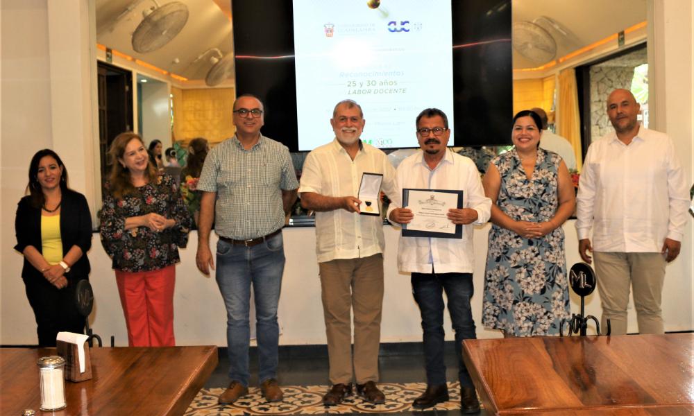 Autoridades universitarias reconocen la trayectoria docente de trece profesores